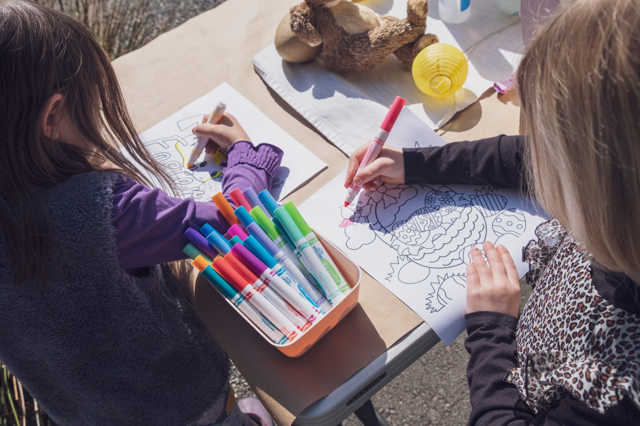 Kinder malen Bilder aus