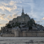 Eine Burg vor einem Sonnenuntergang.