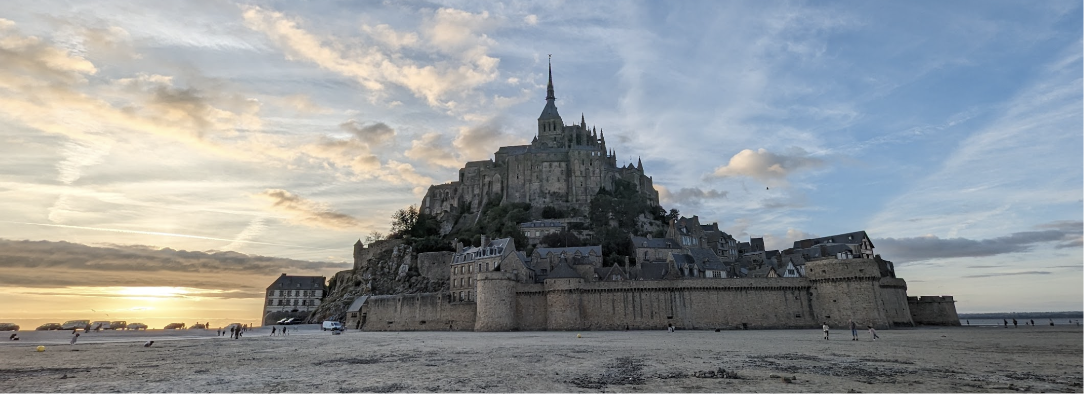 Eine Burg vor einem Sonnenuntergang.